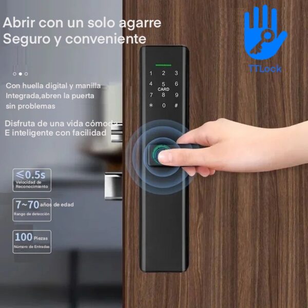 Cerradura Digital TTLock instalada en una puerta, mostrando el uso del lector de huellas digitales.