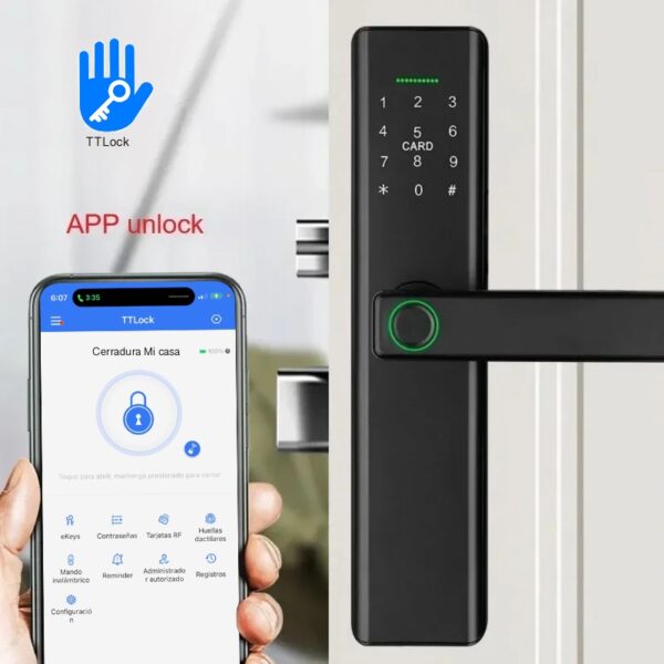 Cerradura Digital TTLock instalada en una puerta, controlada por la aplicación TTLock desde un teléfono móvil.